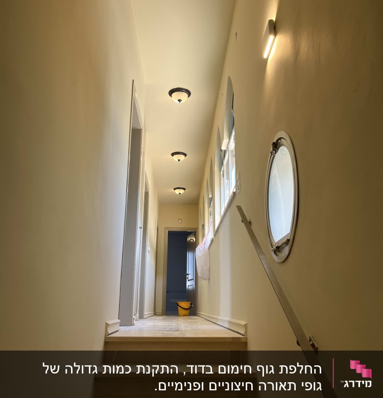 מסדרון עם דלתות, חלונות ודלי צהוב